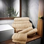 Juego de toallas de 8 piezas: 2 toallas de baño, 2 toallas de mano y 4 toallas de cara - 100 % algodón peinado, 550 g/m²
