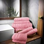 Juego de toallas de 8 piezas: 2 toallas de baño, 2 toallas de mano y 4 toallas de cara - 100 % algodón peinado, 550 g/m²